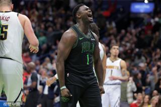 他通过庆祝 他通过庆祝